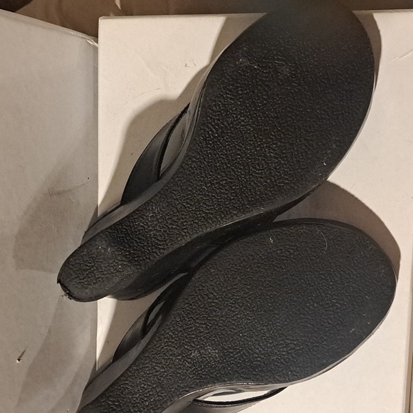 Black wedge heel flip flops size 8 - Picture 4 of 5